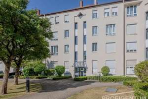 ProEigentum: Frisch renovierte 3-Zi.-ETW mit sonnigem Südbalkon, Keller und Tiefgaragenstellplatz