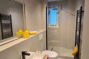 Charlottenburg: ZWEITBEZUG: voll möblierte LUXUS Apartment mit 62 m² per 15.08.26 zu VERMIETEN – Die vollständige Adresse der Immobilie erhältst du vom Anbieter., 10717 Wilmersdorf, Berlin – Vorschaubild 2