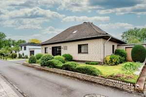 Unterkellerter Bungalow * DG ausgebaut, Wintergarten, Garage * Sackgasse * BIETERVERFAHREN – Die vollständige Adresse der Immobilie erhältst du vom Anbieter., 50171 Kerpen – Vorschaubild 3