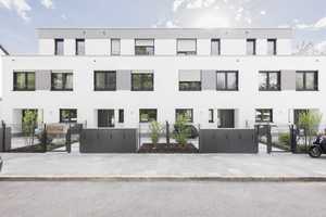 Familienfreundl., neuwertiges 6-Zi-Reihenhaus mit geh. Innenausstattung mit Grundwasser-Wärmepumpe – Freseniusstraße 115, 81247 München – Vorschaubild 1