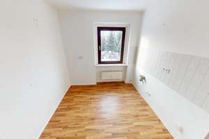 Lichterhellte 2-Raum-Wohnung mit Dusche – Bahnstr. 45, 9116 Schönau, Chemnitz – Vorschaubild 1