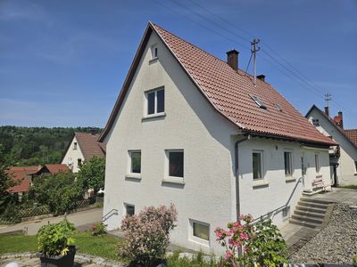 Freistehendes Einfamilienhaus mit Garage und Garten in Balingen-Zillhausen. Neubezug nach Sanierung.