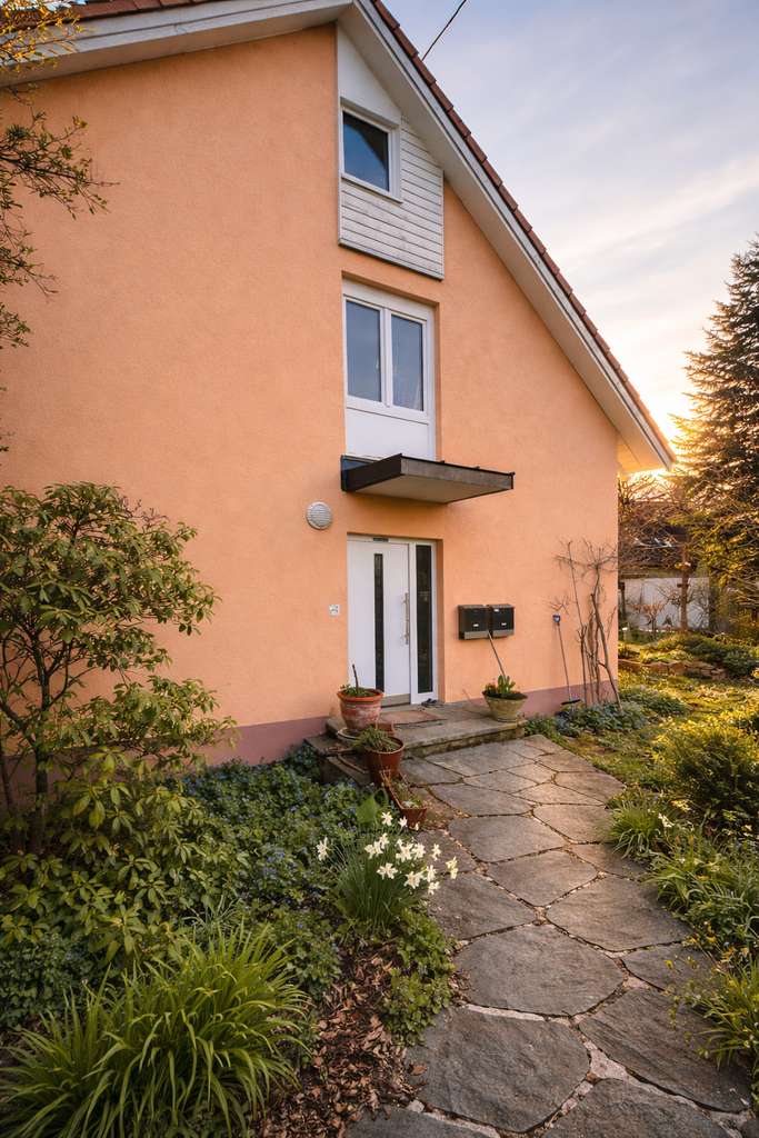 Immobilie in Staufen im Breisgau - Zweifamilienhaus mit guter Basis und Ausbaupotenzial - Bild 1