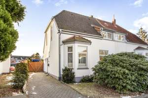 Bremen-Osterholz: Großzügige Doppelhaushälfte mit weitläufigem Grundstück und viel Potenzial