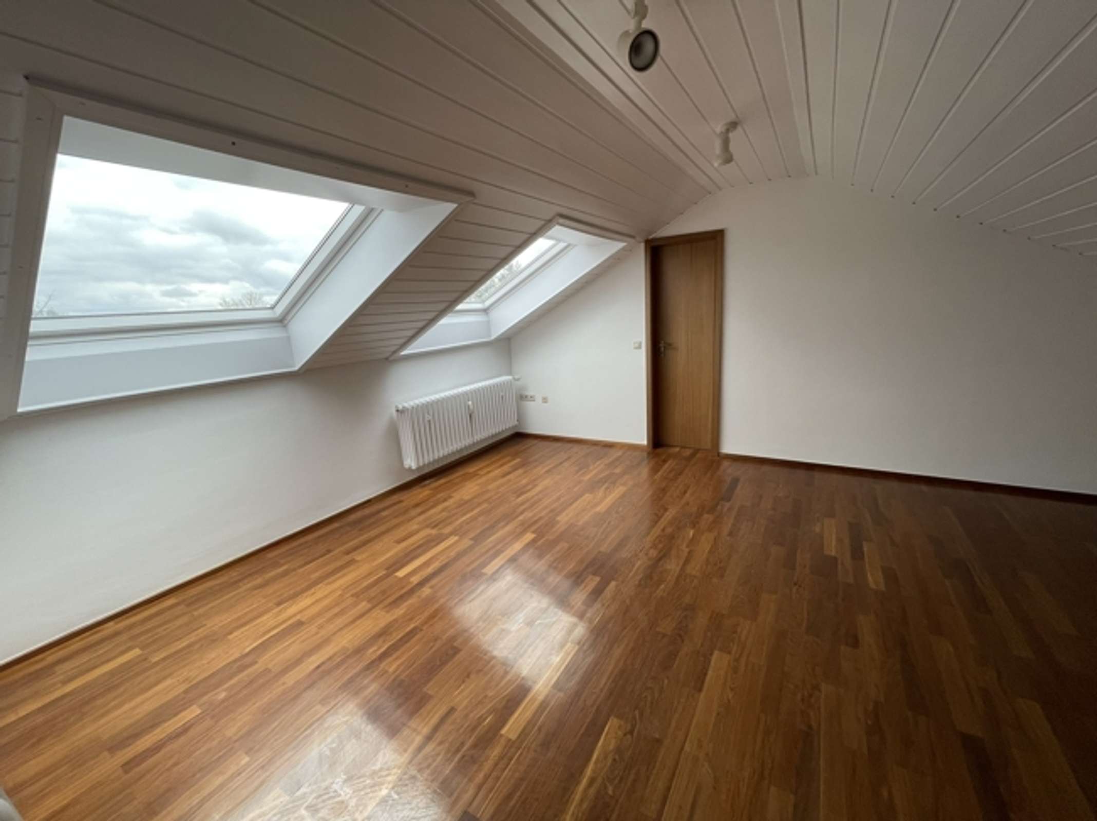 Repräsentatives Zweifamilienhaus mit großem Grundstück in begehrter Lage von Bovenden