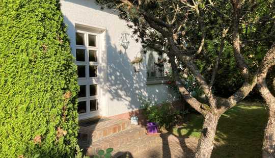 Bild von Freistehendes Haus mit viel Potential - bei dem die Adresse der Spiegel des Grundstücks ist