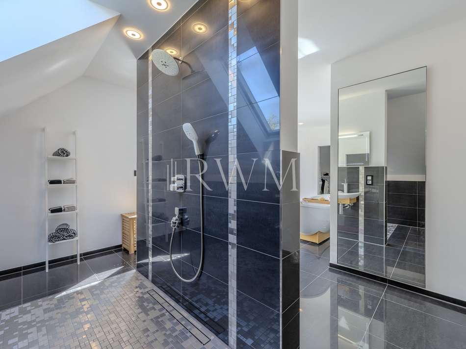 Großes Badezimmer OG