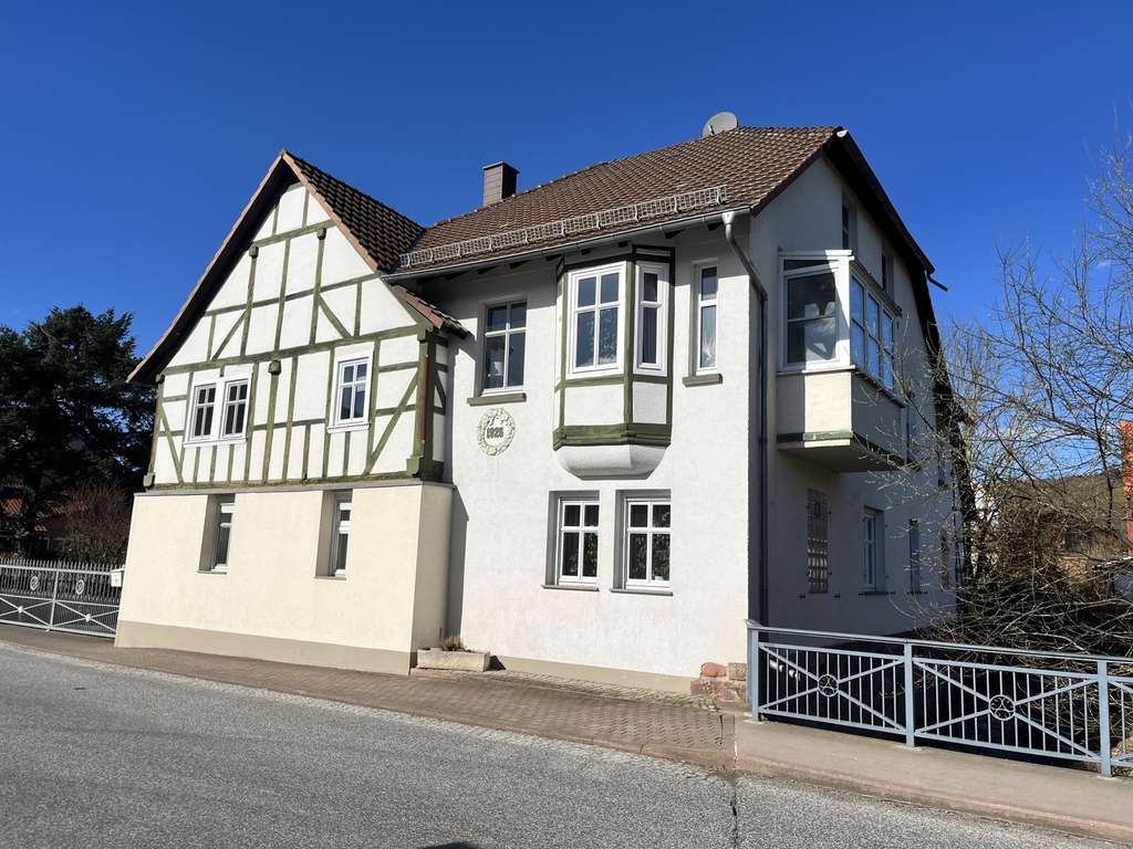 Immobilie in Waldkappel - Charmantes Zweifamilienhaus mit großem Grundstück, Nebengebäuden & modernisiertem Innenbereich - Bild 0