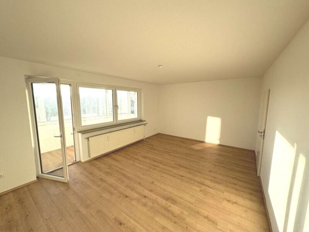 Immobilie in Barsinghausen - 2-ZIMMER-EIGENTUMSWOHNUNG in zentraler Lage mit verglasten Süd- Ostbalkon und schöner Aussicht  - Bild 1