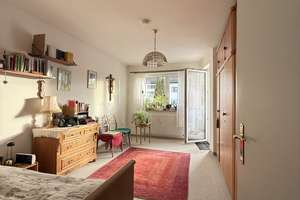 Lichtdurchflutete 3 Zi.-Wohnung in kleiner Wohnanlage mit großem Süd-Balkon, sep. Küche & gr. Keller – Die vollständige Adresse der Immobilie erhältst du vom Anbieter., 82256 Fürstenfeldbruck – Vorschaubild 2
