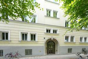 Bezugsfreie Altbauwohnung mit Balkon zum Innenhof in Neuhausen-Rotkreuzplatz