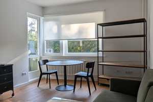 Möblierte 1,5-Zimmer-Wohnung inkl. Stellplatz zu vermieten – Berlin – Vorschaubild 1