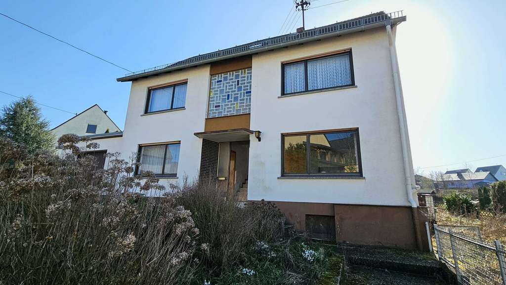 Immobilie in Liebshausen - Freistehendes Einfamilienhaus mit großem Garten und Ausbaureserve in der Nähe von Rheinböllen - Bild 0