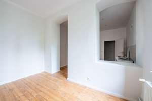 Bezugsfreie Altbauwohnung in absoluter Top-Lage mit Tageslicht-Badezimmer, Wohnküche und Holzdielen – Audre-Lorde-Straße 73, 10997 Kreuzberg, Berlin – Vorschaubild 3