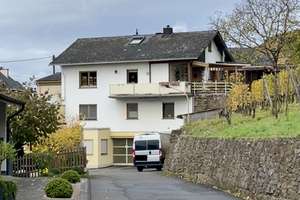 Einfamilienhaus mit großem Garten direkt am Weinberg