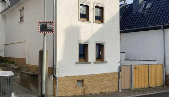 Bild von Einfamilienhaus im Ortskern mit großem Garten, ideal für Handwerker