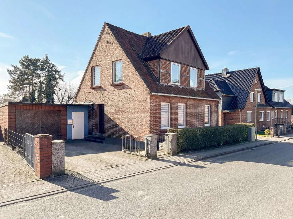 Immobilie in Lauenburg/Elbe - . . . Eigenheim in ruhiger Seitenstraße . . . - Bild 1
