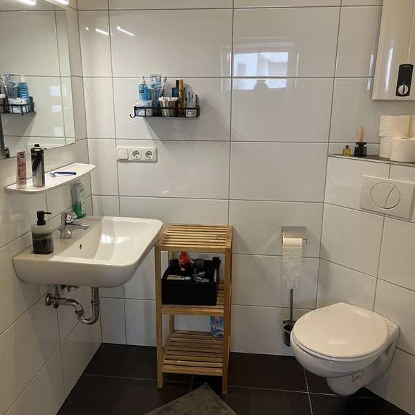 *** Moderne 4-Zimmer-Wohnung mit Stellplatz & zwei Bädern ***