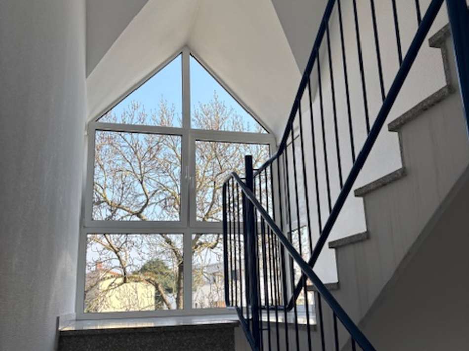 helles, modernes Treppenhaus