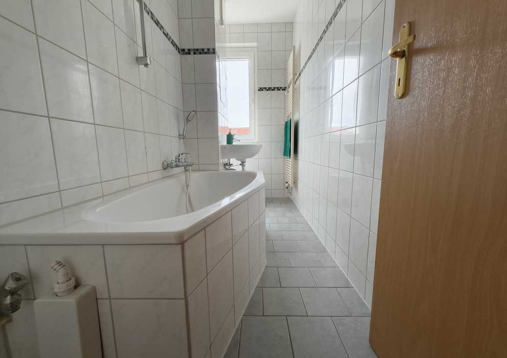 3-Zimmer-Wohnung mit Badewanne und großem Balkon