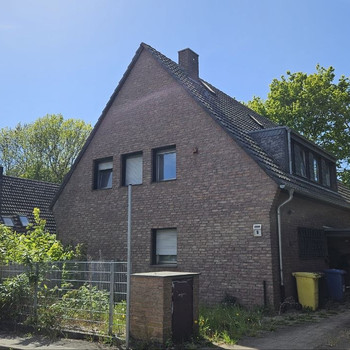 Freistehendes 2-Parteienhaus mit Garage und Garten
