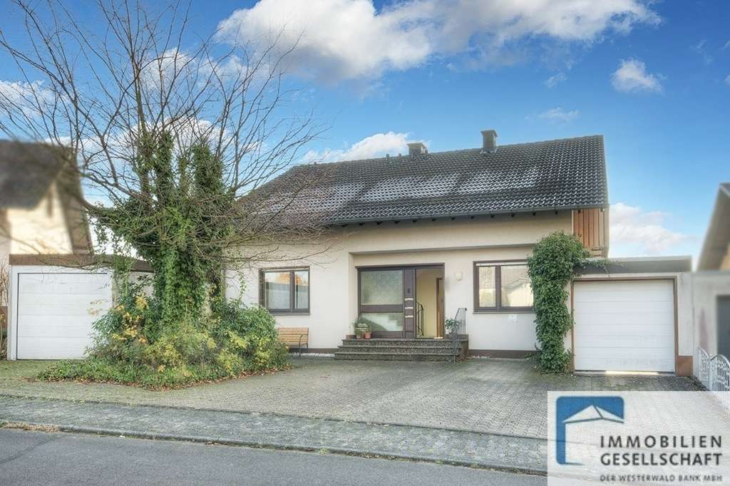 Immobilie in Altenkirchen (Westerwald) - Gepflegtes Mehrfamilienhaus mit drei separat zugänglichen Wohnungen in ansprechender Wohnlage! - Bild 0