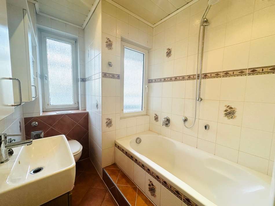 Bad mit Badewanne und Fenster