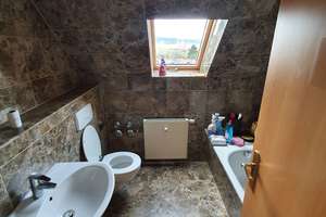 Balkon, TG-Stellplatz, Aufzug - Helle 3-Zimmer-Maisonette Baujahr 98 mit Tageslichtbad und Parkett! – Bärengasse a.A., 7747 Lobeda-Altstadt, Jena – Vorschaubild 11
