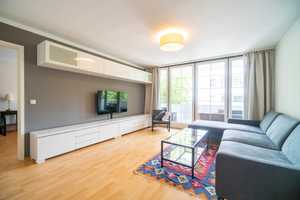 Vollmöblierte, großzügige 2-Zimmer-Wohnung direkt am Wettersteinplatz – sofort bezugsfrei!