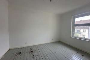 ALTBAUWOHNUNG MIT BALKON UND ENTWICKLUNGSPOTENZIAL