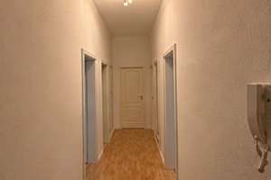 Charmante 3-Raum-Wohnung mit Balkon und Blick auf die Kirche am Ambrosiusplatz – 39112 Sudenburg, Magdeburg – Vorschaubild 2