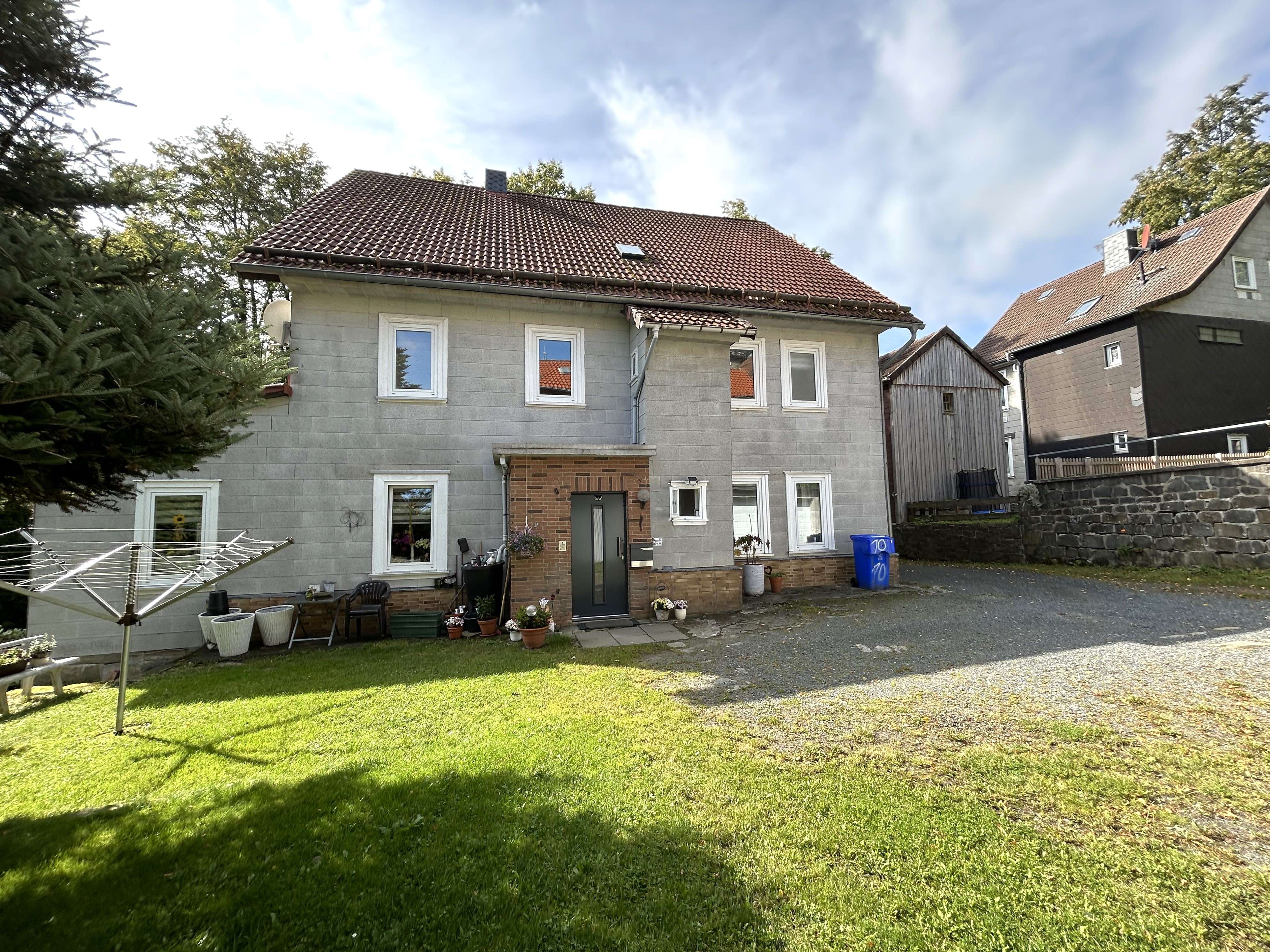 Freistehendes Wohnhaus mit drei Wohnungen und vier Garagen in Zellerfeld, Goslar Kreis – Bild 3