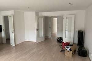 Moderne 3-Zimmer-Wohnung nahe BMW, EBK und 2 Balkonen und 2 Garagen – Fortnerstraße 22, 80933 Lerchenau-Ost, München – Vorschaubild 2
