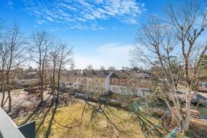 Bezugsfrei! 4 Zimmer mit Sonnigem Balkon. Renovierungsbedürftig