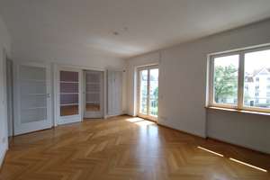 Altbauwohnung mit zwei Balkonen und Garage, Nähe Städtischem Klinikum