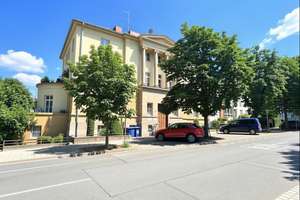 Stilvolle Altbauwohnung mit Balkon in denkmalgeschützter Villa