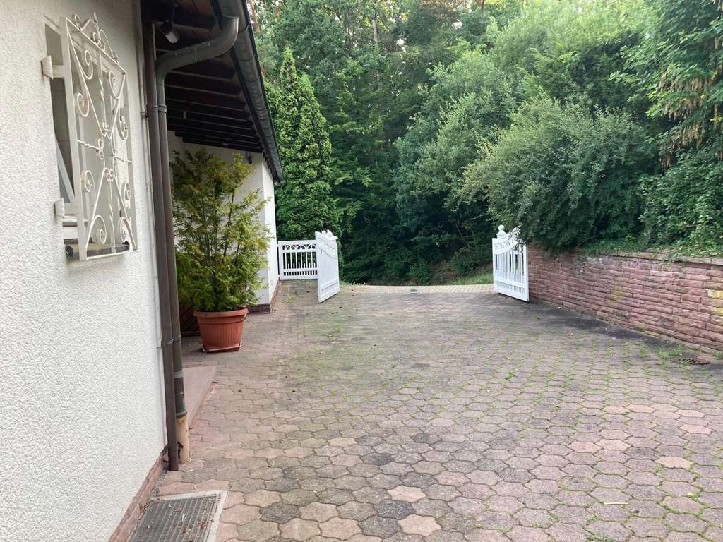 Immobilie in Schlitz - Repräsentatives Wohnen in Top-Alleinlage -- Villa mit Burgenblick & großem Grundstück - Bild 3