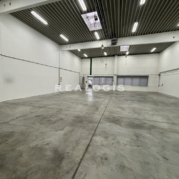 Stelle, ca. 1.200 m² große Lagerfläche mit Rampen und ebenerdiger Andienung zzgl. Büro