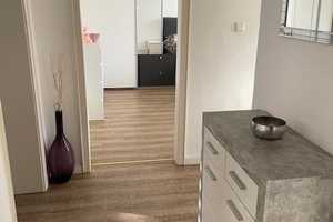 Stilvolle 2-Zimmer-Erdgeschosswohnung mit gehobener Innenausstattung mit EBK in Düsseldorf – Richardstrasse 74, 40231 Düsseldorf – Vorschaubild 1