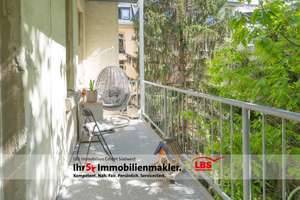 Attraktive 2-Zimmer-Wohnung mit saniertem Bad, Kamin, großem Balkon & Mansardenzimmer