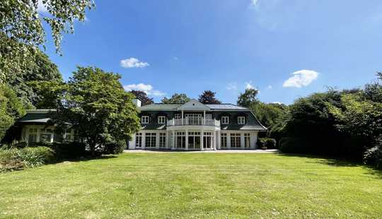 Bild von Klassische Eleganz: Villa auf einem parkähnlichen Grundstück im grünen Stadtteil Hamburg – Ohlstedt