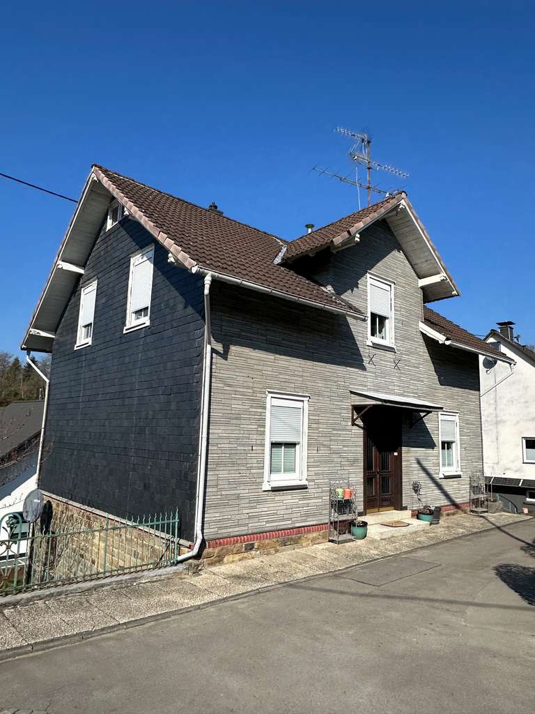 Immobilie in Wiehl - Freistehendes Einfamilienhaus aus 1909 mit Charme – modernisiert - Bild 0