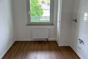 Blick ins Grüne: komplett sanierte 2-Zimmer-Wohnung mit Balkon – Fischweiher 20-32, 45307 Kray, Essen – Vorschaubild 3
