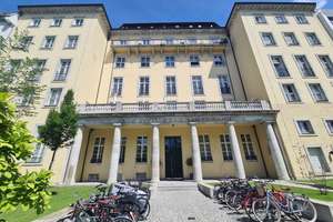 Modernisierte Altbauwohnung mit Balkon im Herzen von Charlottenburg: Stilvolles Wohnen!