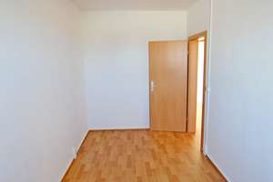Bezug sofort möglich! 3-Raum-Wohnung, Badewanne, Aufzug, Balkon, PKW-Stellplatz! – Am Rosengarten 29, 6526 Sangerhausen – Vorschaubild 18