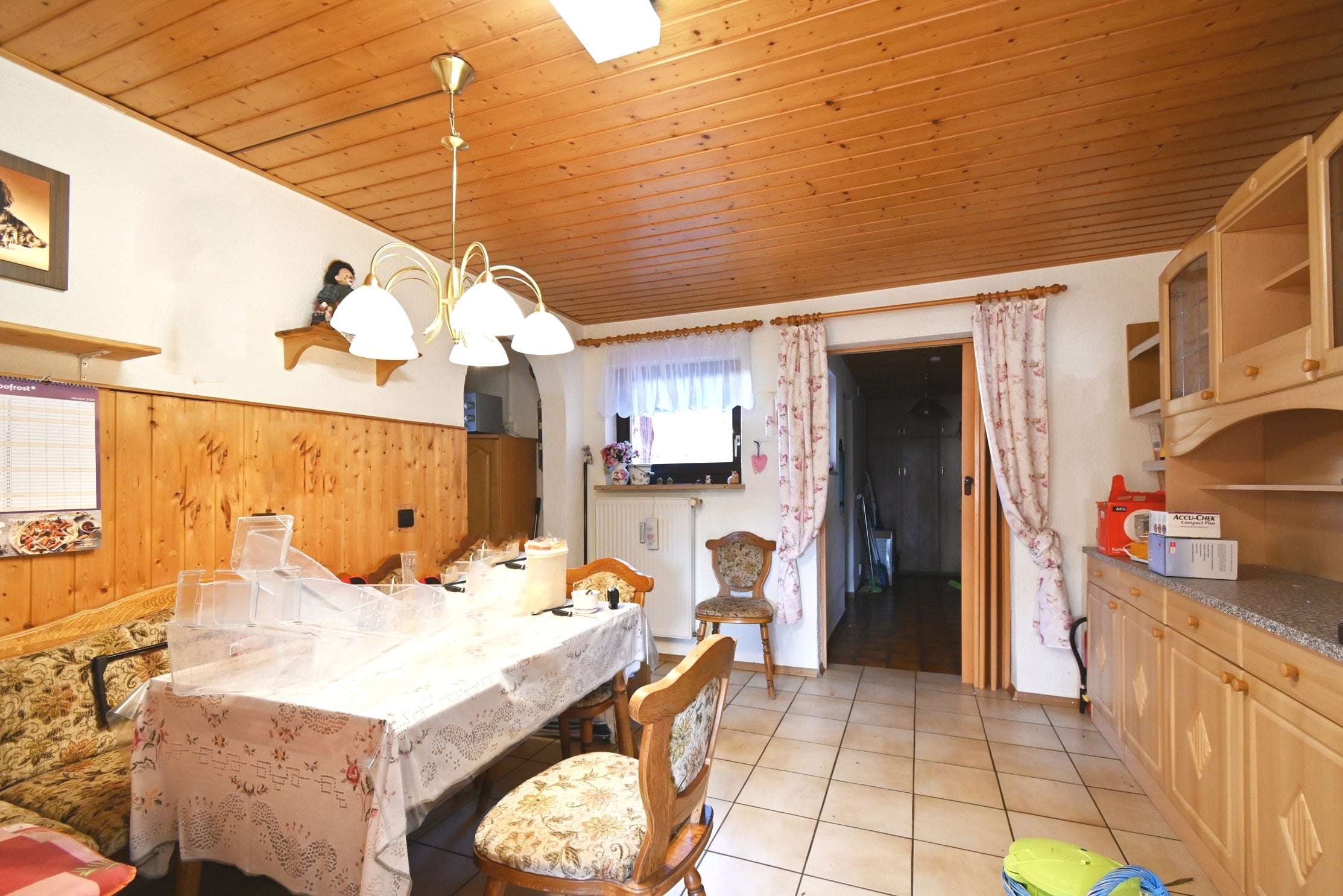 Immobilie in Herbolzheim - Charmantes Zweifamilienhaus (als DHH) mit Doppelgarage und großem Garten  - Bild 3