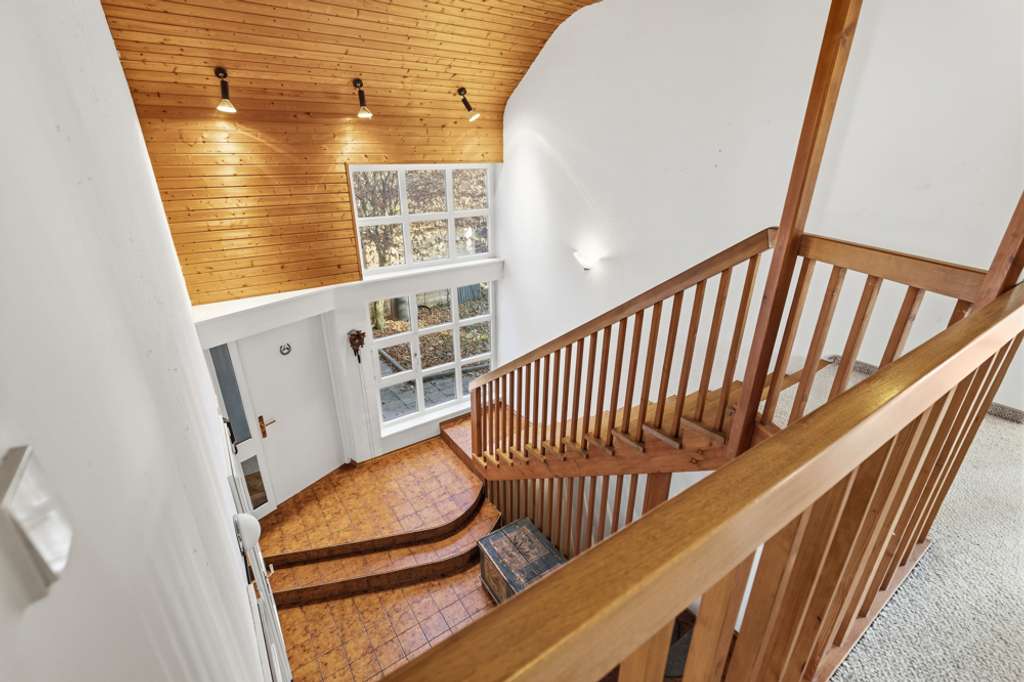 Immobilie in Krailling - Villa auf ca. 809 m² Hammergrundstück in Toplage von Krailling, Bj. 1978, ca. 190 m² Wfl, Sauna - Bild 1