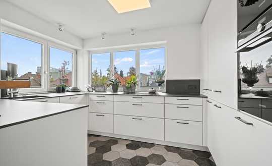 Sonnige 4-Zi.-Maisonette-Wohnung mit schicker Einbauküche u. Aufzug