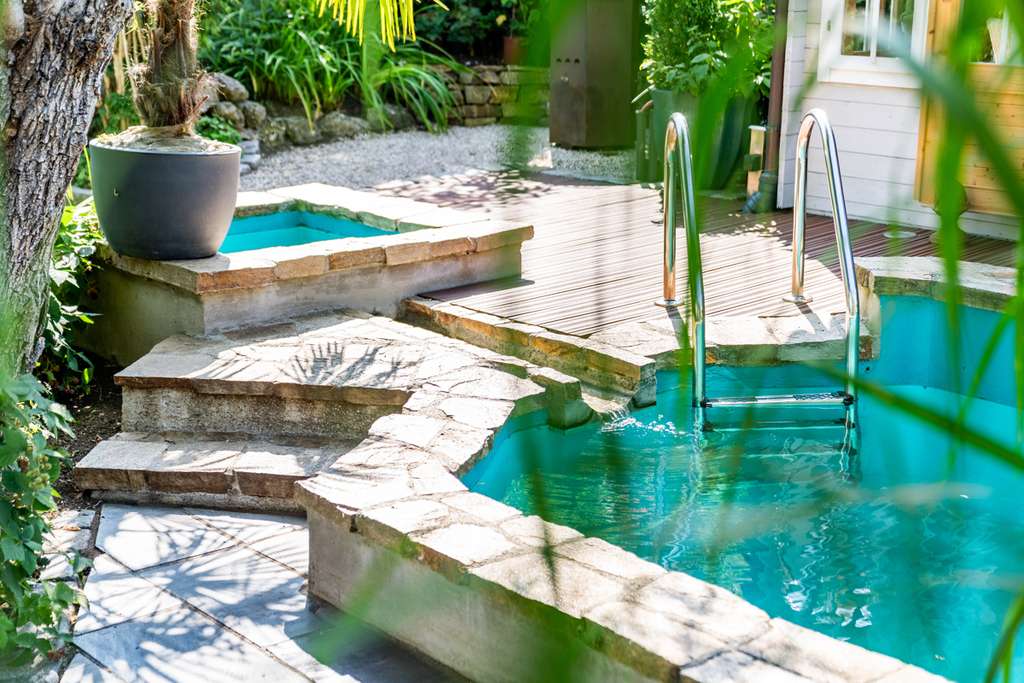 Immobilie in Neubeuern - Alpenblick und Schlosskulisse:
Großzügiges Wohnen mit Einliegerwohnung und Gartenoase - Bild 2