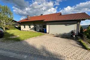 Ein Haus mit traumhaftem Ausblick in Lindberg – Die vollständige Adresse der Immobilie erhältst du vom Anbieter., 94227 Lindberg – Vorschaubild 1